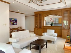 House for rent East Pattaya showing the living and kitchen areas 