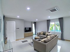 House for rent East Pattaya showing the living room with pool view 