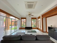 House for rent East Pattaya showing the living room with pool view 