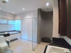 House for rent East Pattaya showing the master bathroom