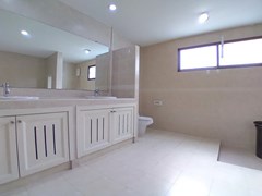 House for rent East Pattaya showing the master bathroom 