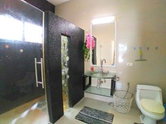 House for rent East Pattaya showing the master bathroom 