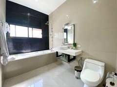 House for rent East Pattaya showing the master bathroom 