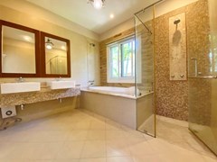 House for rent East Pattaya showing the master bathroom 