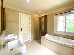 House for rent East Pattaya showing the master bathroom 