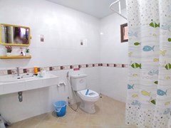 House for rent South Pattaya showing the master bathroom 
