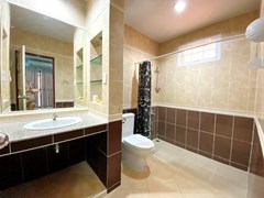 House for rent East Pattaya showing the master bathroom