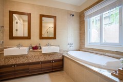 House for rent East Pattaya showing the master bathroom and bathtub 