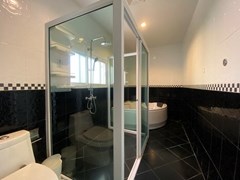 House for rent East Pattaya showing the master bathroom with bathtub 