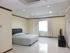 House for rent East Pattaya showing the master bedroom