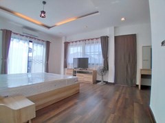 House for rent East Pattaya showing the master bedroom and balcony 