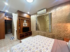 House for rent East Pattaya showing the master bedroom with walk-in wardrobes 