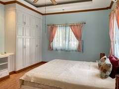 House for rent East Pattaya showing the master bedroom with built-in wardrobes 