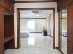 House for rent East Pattaya showing the master bedroom with walk-in wardrobes 