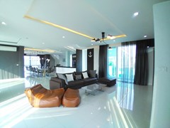 House for rent East Pattaya showing the open plan living area 