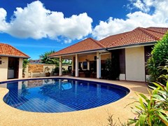 House for rent East Pattaya showing the pool and covered terrace 