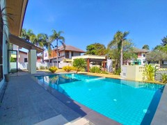 House for rent East Pattaya showing the pool and garden 