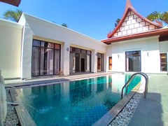 House for rent East Pattaya showing the house and pool