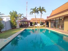 House for rent East Pattaya showing the pool and sala 