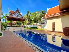 House for rent East Pattaya showing the pool and sala