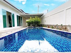 House for rent East Pattaya showing the private swimming pool 