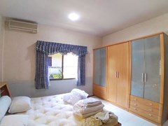 House for rent East Pattaya showing the second bedroom with wardrobes 