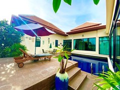 House for rent East Pattaya showing the house, terrace and pool  