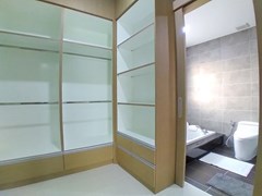 House for rent East Pattaya showing the walk-in wardrobes with master bathroom 