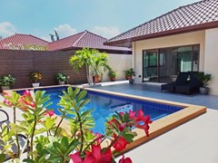 House for rent Huay Yai Pattaya showing the terrace and pool 