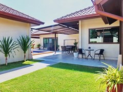 House for rent Huay Yai Pattaya showing the house, covered terrace and garden 