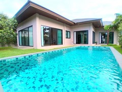 House for rent Huay Yai Pattaya showing the house, garden and pool 