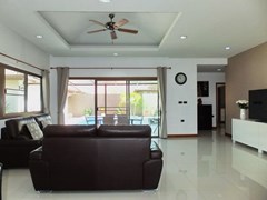 House for rent Huay Yai Pattaya showing the living room pool view 