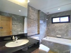 House for rent Huay Yai Pattaya showing the master bathroom with bathtub 