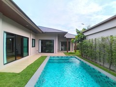House for rent Huay Yai Pattaya showing the pool and covered terrace 