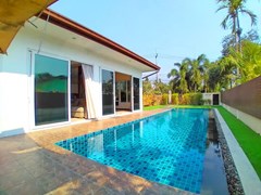 House for rent Huay Yai Pattaya showing the pool and poolside terrace 