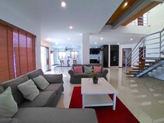 House for rent Jomtien Beach showing the living area 