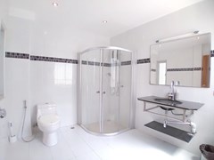 House for rent Jomtien Beach showing the master bathroom 