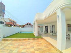 House for rent Jomtien Beach showing the pool and terrace 