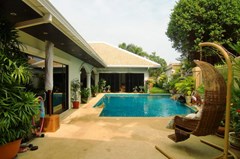House for rent Jomtien showing the terrace and pool