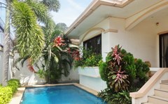 House for rent Jomtien Pattaya showing the house and pool