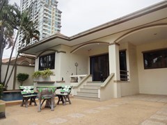 House for rent Jomtien Pattaya showing the house and terraces 