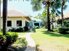 House for rent Jomtien at Jomtien Park Villas showing the garden 