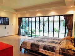 House for rent Jomtien at Jomtien Park Villas showing the master bedroom with garden and pool views 