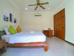 House for rent Jomtien showing the bedroom and wardrobes 