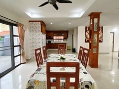 House for rent Jomtien showing the dining and kitchen areas 
