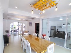 House for rent Jomtien Pattaya showing the dining and kitchen areas 