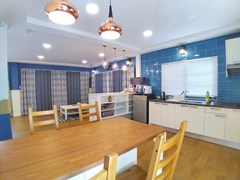 House for rent Jomtien showing the dining and kitchen areas 