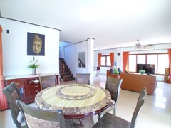 House for rent Jomtien showing the dining and living areas