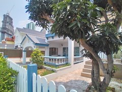 House for rent Jomtien showing the terrace and garden 