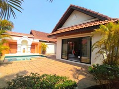House for rent Jomtien showing the garden and pool 